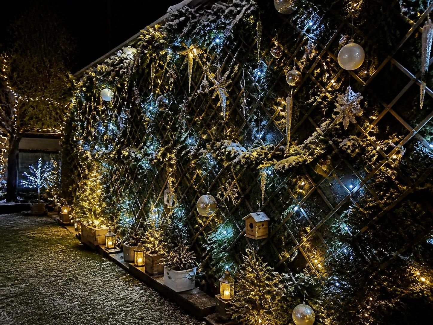 découvrez des idées grand format pour une décoration de noël extérieure xxl et sublimez l'apparence de votre maison avec des illuminations et ornements spectaculaires.